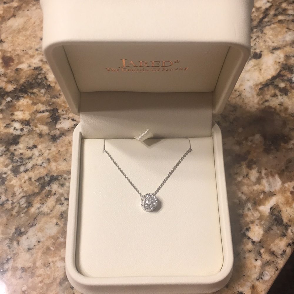 18K white diamond weight 3/4 carat, 18-inch chain